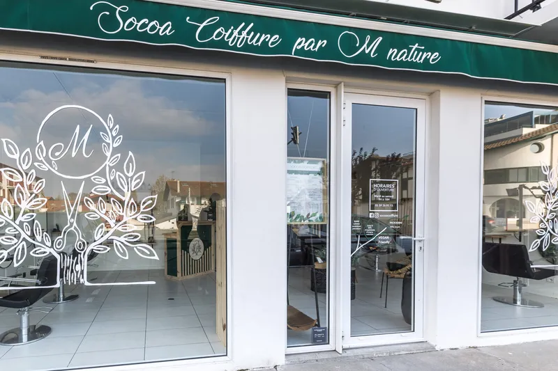 La devanture verte « Socoa Coiffure par M nature », 14 route de la Corniche à Ciboure (Socoa)