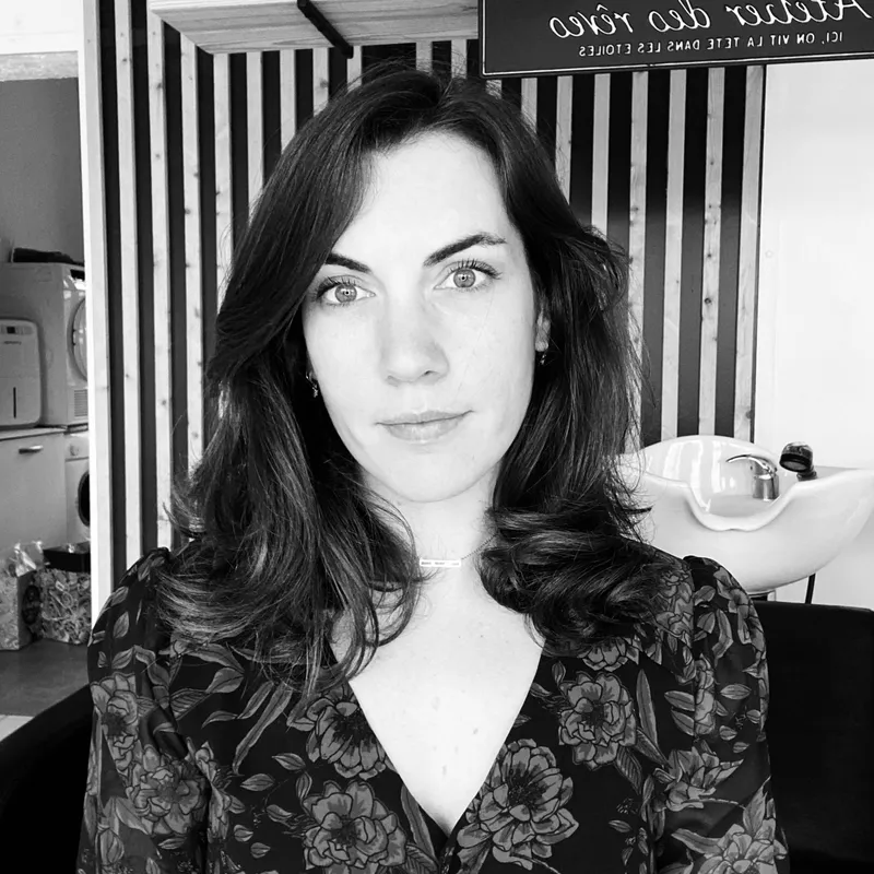 Marion, coiffeuse et gérante de Socoa Coiffure à Ciboure
